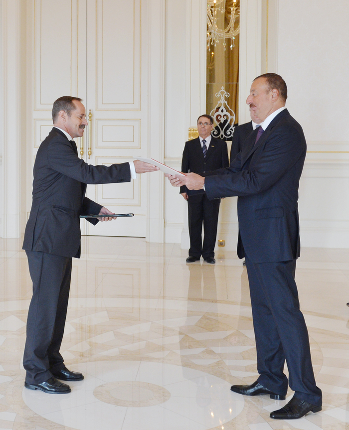 Prezident İlham Əliyev İsveçrənin Azərbaycanda yeni təyin olunmuş səfirinin etimadnaməsini qəbul edib (FOTO)