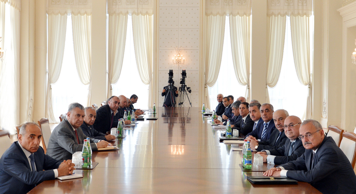 İlham Əliyevin sədrliyi ilə Nazirlər Kabinetinin 2013-cü ilin I yarısının yekunlarına həsr olunmuş iclası keçirilib (FOTO)