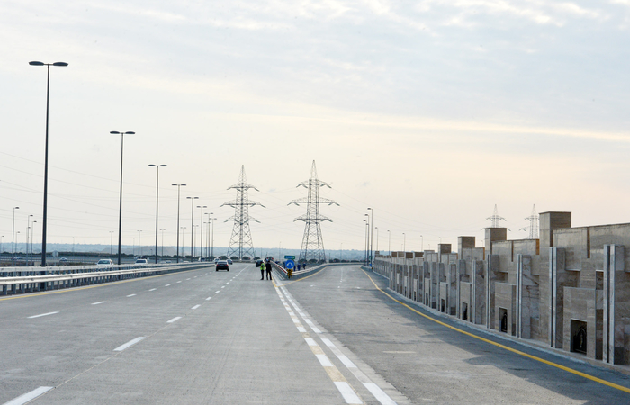 İlham Əliyev Zığ dairəsi - Heydər Əliyev Beynəlxalq Aeroportu avtomagistralının 13-cü km-liyindən Qala qəsəbəsinə gedən yolun açılışında iştirak edib (FOTO)