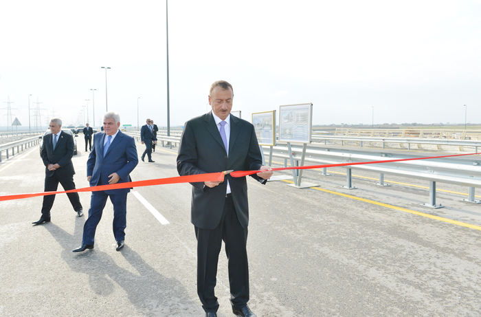 İlham Əliyev Zığ dairəsi - Heydər Əliyev Beynəlxalq Aeroportu avtomagistralının 13-cü km-liyindən Qala qəsəbəsinə gedən yolun açılışında iştirak edib (FOTO)