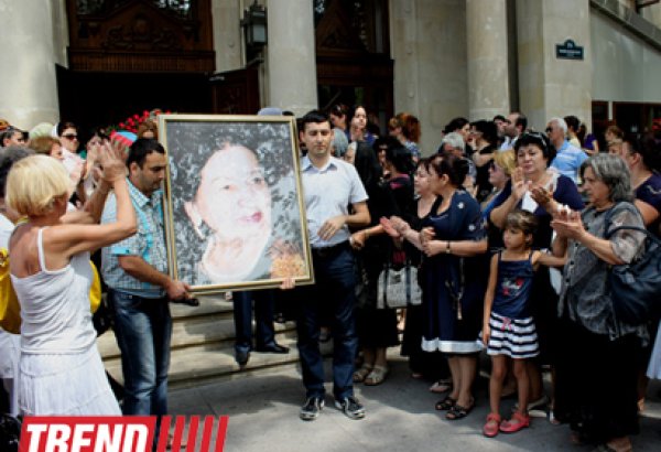 Şəfiqə Axundova son mənzilə alqışlarla yola salındı (FOTO)