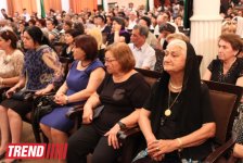 Şəfiqə Axundova son mənzilə alqışlarla yola salındı (FOTO)