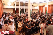 Şəfiqə Axundova son mənzilə alqışlarla yola salındı (FOTO)