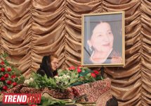 Şəfiqə Axundova son mənzilə alqışlarla yola salındı (FOTO)