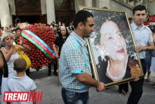 Şəfiqə Axundova son mənzilə alqışlarla yola salındı (FOTO)
