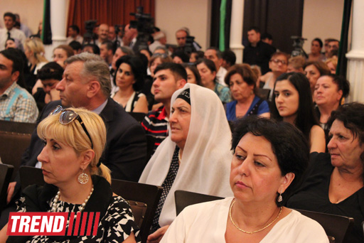 Şəfiqə Axundova son mənzilə alqışlarla yola salındı (FOTO)