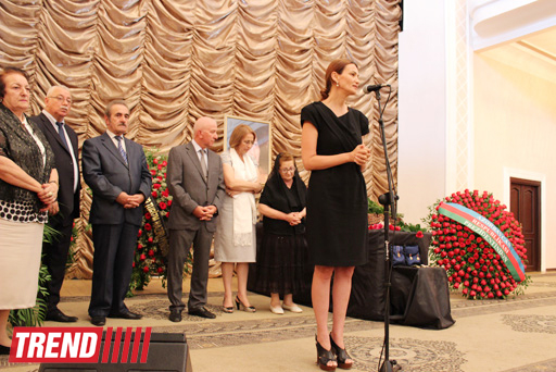 Şəfiqə Axundova son mənzilə alqışlarla yola salındı (FOTO)