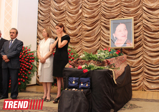 Şəfiqə Axundova son mənzilə alqışlarla yola salındı (FOTO)