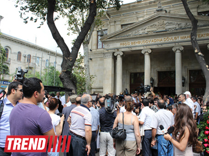 Şəfiqə Axundova son mənzilə alqışlarla yola salındı (FOTO)