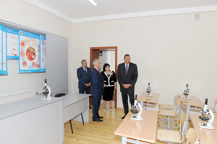 İlham Əliyev 31 nömrəli orta ümumtəhsil məktəbində aparılan əsaslı təmir və yenidənqurma işləri ilə tanış olub (FOTO)