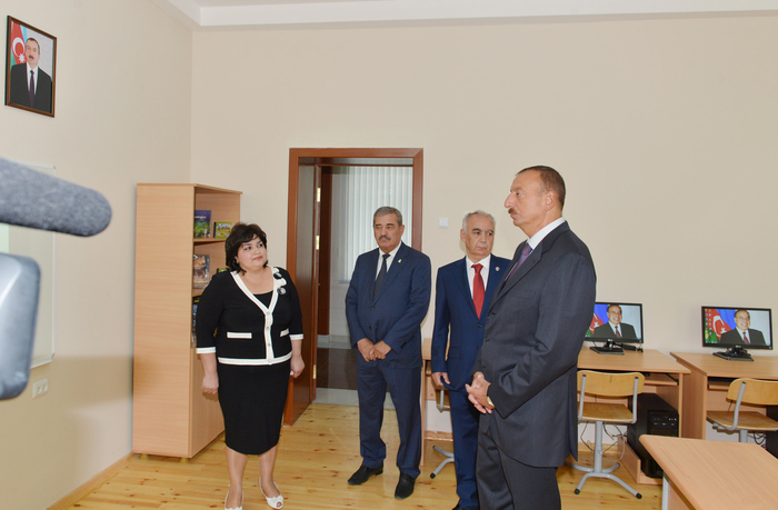 İlham Əliyev 31 nömrəli orta ümumtəhsil məktəbində aparılan əsaslı təmir və yenidənqurma işləri ilə tanış olub (FOTO)