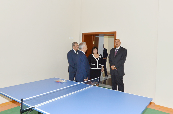 İlham Əliyev 31 nömrəli orta ümumtəhsil məktəbində aparılan əsaslı təmir və yenidənqurma işləri ilə tanış olub (FOTO)