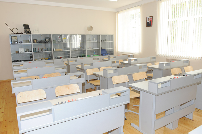 İlham Əliyev 31 nömrəli orta ümumtəhsil məktəbində aparılan əsaslı təmir və yenidənqurma işləri ilə tanış olub (FOTO)