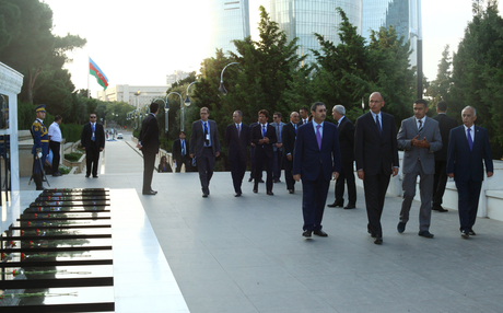Enriko Letta Fəxri Xiyabanı və Şəhidlər Xiyabanını ziyarət edib (FOTO)