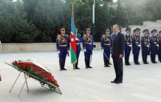 Enriko Letta Fəxri Xiyabanı və Şəhidlər Xiyabanını ziyarət edib (FOTO)