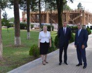 Prezident Oğuzda inşa edilən Heydər Əliyev Mərkəzində tikinti işlərinin gedişi ilə tanış olub (FOTO)
