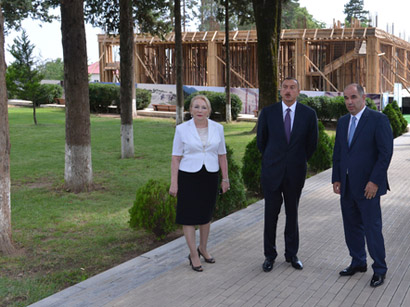 Prezident Oğuzda inşa edilən Heydər Əliyev Mərkəzində tikinti işlərinin gedişi ilə tanış olub (FOTO)