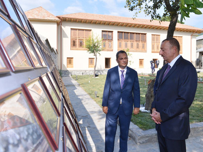 Prezident İlham Əliyev “Şəkixanovların evi” ilə tanış olub (FOTO)