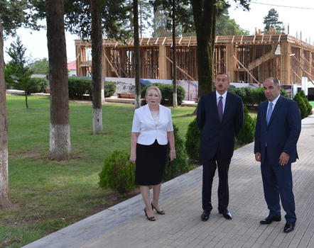 Prezident Oğuzda inşa edilən Heydər Əliyev Mərkəzində tikinti işlərinin gedişi ilə tanış olub (FOTO)