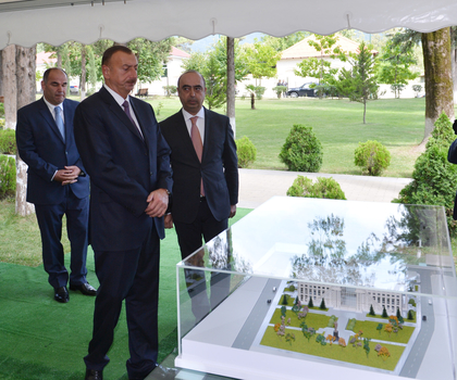 Prezident Oğuzda inşa edilən Heydər Əliyev Mərkəzində tikinti işlərinin gedişi ilə tanış olub (FOTO)