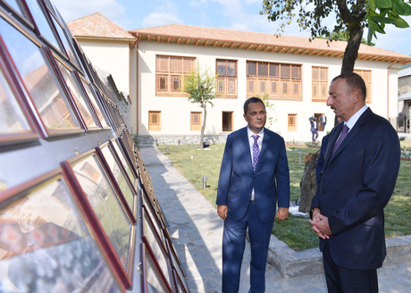Prezident İlham Əliyev “Şəkixanovların evi” ilə tanış olub (FOTO)