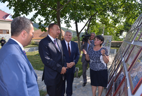 Prezident İlham Əliyev “Şəkixanovların evi” ilə tanış olub (FOTO)