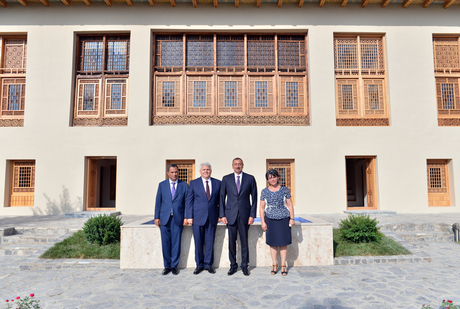 Prezident İlham Əliyev “Şəkixanovların evi” ilə tanış olub (FOTO)