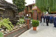 İlham Əliyev Zaqatala şəhərinin tarixi mərkəzinin yenidənqurma və bərpadan sonrakı vəziyyəti ilə tanış olub (FOTO)