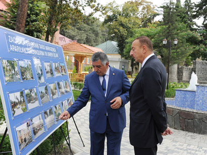 İlham Əliyev Zaqatala şəhərinin tarixi mərkəzinin yenidənqurma və bərpadan sonrakı vəziyyəti ilə tanış olub (FOTO)