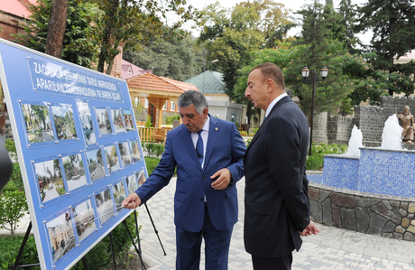 İlham Əliyev Zaqatala şəhərinin tarixi mərkəzinin yenidənqurma və bərpadan sonrakı vəziyyəti ilə tanış olub (FOTO)