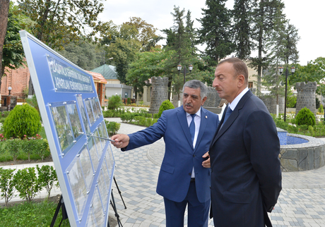 İlham Əliyev Zaqatala şəhərinin tarixi mərkəzinin yenidənqurma və bərpadan sonrakı vəziyyəti ilə tanış olub (FOTO)