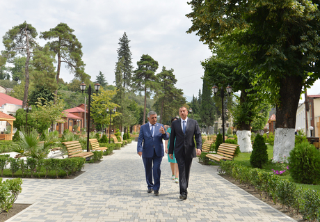 İlham Əliyev Zaqatala şəhərinin tarixi mərkəzinin yenidənqurma və bərpadan sonrakı vəziyyəti ilə tanış olub (FOTO)