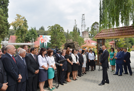 İlham Əliyev Zaqatala şəhərinin tarixi mərkəzinin yenidənqurma və bərpadan sonrakı vəziyyəti ilə tanış olub (FOTO)