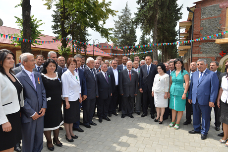 İlham Əliyev Zaqatala şəhərinin tarixi mərkəzinin yenidənqurma və bərpadan sonrakı vəziyyəti ilə tanış olub (FOTO)