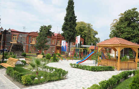 İlham Əliyev Zaqatala şəhərinin tarixi mərkəzinin yenidənqurma və bərpadan sonrakı vəziyyəti ilə tanış olub (FOTO)