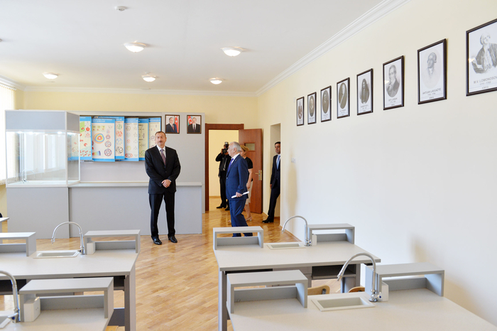 Prezident İlham Əliyev Binəqədi rayonundakı 135 və 248 nömrəli orta məktəblərin binalarının əsaslı təmir və yenidənqurmadan sonrakı vəziyyəti ilə tanış olub (FOTO)