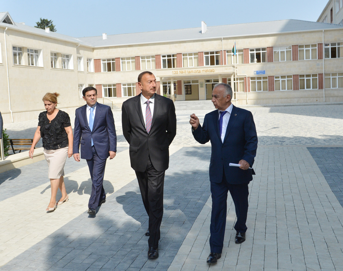 Prezident İlham Əliyev Binəqədi rayonundakı 135 və 248 nömrəli orta məktəblərin binalarının əsaslı təmir və yenidənqurmadan sonrakı vəziyyəti ilə tanış olub (FOTO)