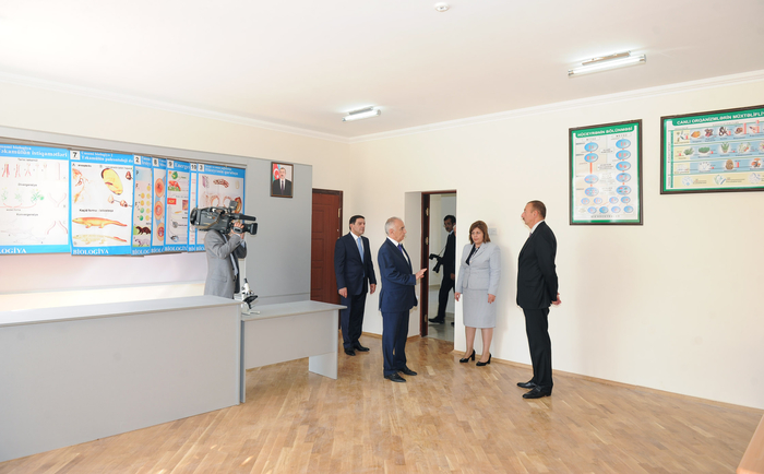 Prezident İlham Əliyev Binəqədi rayonundakı 135 və 248 nömrəli orta məktəblərin binalarının əsaslı təmir və yenidənqurmadan sonrakı vəziyyəti ilə tanış olub (FOTO)