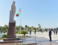 Prezident Saatlıda ulu öndər Heydər Əliyevin abidəsini ziyarət edib (FOTO)