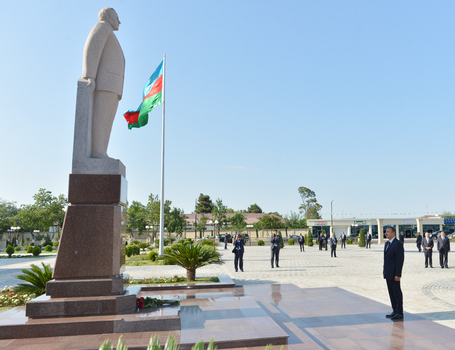 Prezident Saatlıda ulu öndər Heydər Əliyevin abidəsini ziyarət edib (FOTO)