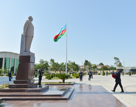 Prezident Saatlıda ulu öndər Heydər Əliyevin abidəsini ziyarət edib (FOTO)