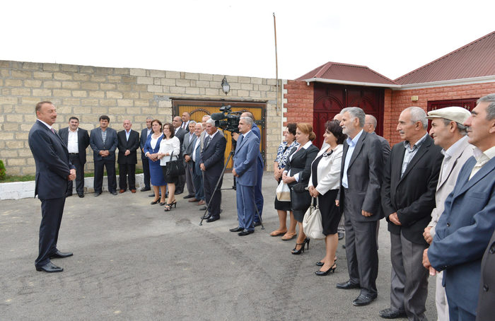 İlham Əliyev Maştağada qəsəbədaxili yollarda aparılan əsaslı təmir və yenidənqurma işləri ilə tanış olub (FOTO)