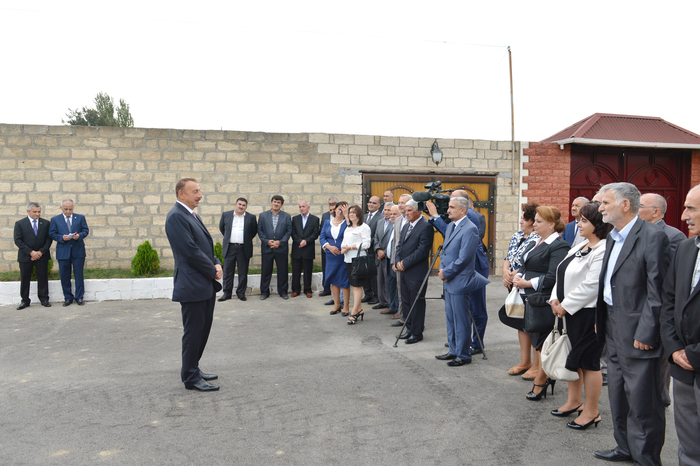 İlham Əliyev Maştağada qəsəbədaxili yollarda aparılan əsaslı təmir və yenidənqurma işləri ilə tanış olub (FOTO)