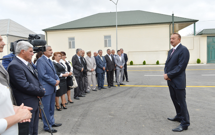 İlham Əliyev Maştağada qəsəbədaxili yollarda aparılan əsaslı təmir və yenidənqurma işləri ilə tanış olub (FOTO)