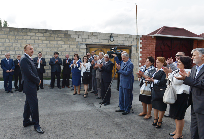 İlham Əliyev Maştağada qəsəbədaxili yollarda aparılan əsaslı təmir və yenidənqurma işləri ilə tanış olub (FOTO)