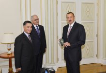 Prezident İlham Əliyevə Azərbaycan Respublikası vətəndaşının ilk biometrik pasportu təqdim edilib (FOTO)