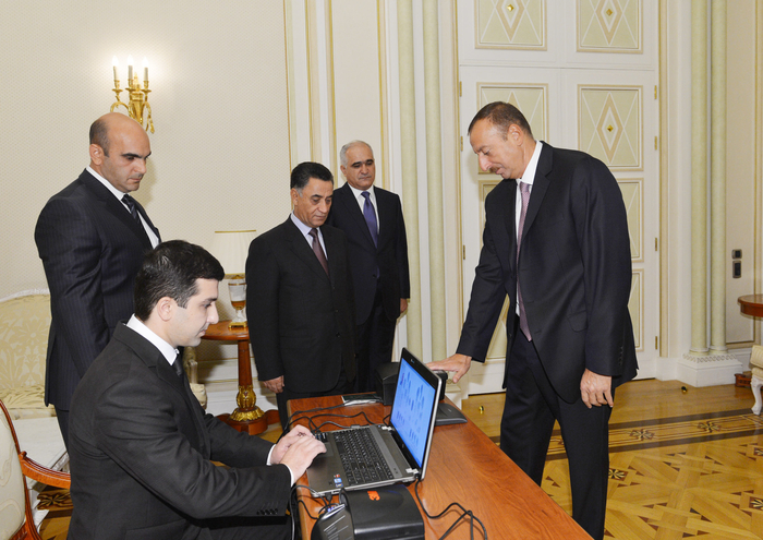 Prezident İlham Əliyevə Azərbaycan Respublikası vətəndaşının ilk biometrik pasportu təqdim edilib (FOTO)