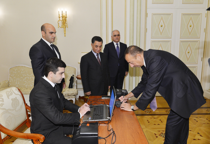 Prezident İlham Əliyevə Azərbaycan Respublikası vətəndaşının ilk biometrik pasportu təqdim edilib (FOTO)