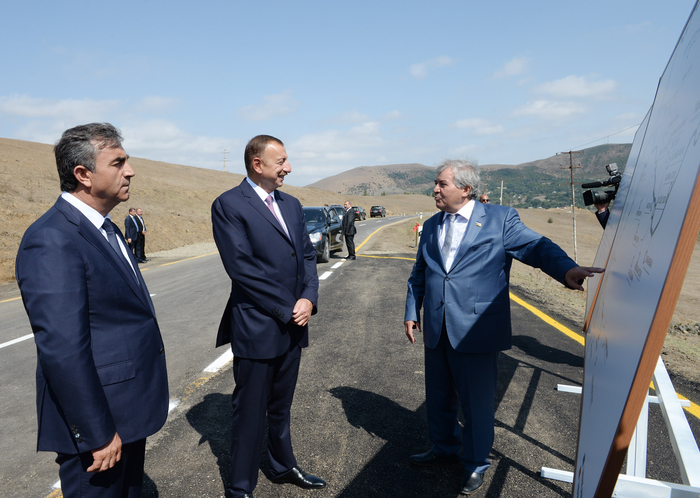 İlham Əliyev Yardımlı-Deman-Arvana avtomobil yolunun 20 kilometrlik hissəsinin açılışında iştirak edib (FOTO)