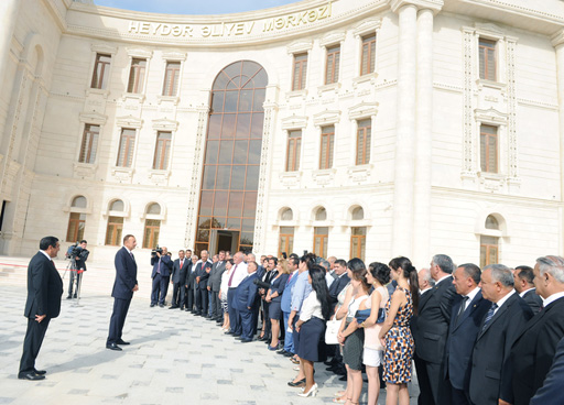 İlham Əliyev Salyanda Heydər Əliyev Mərkəzinin açılışında iştirak edib (FOTO)
